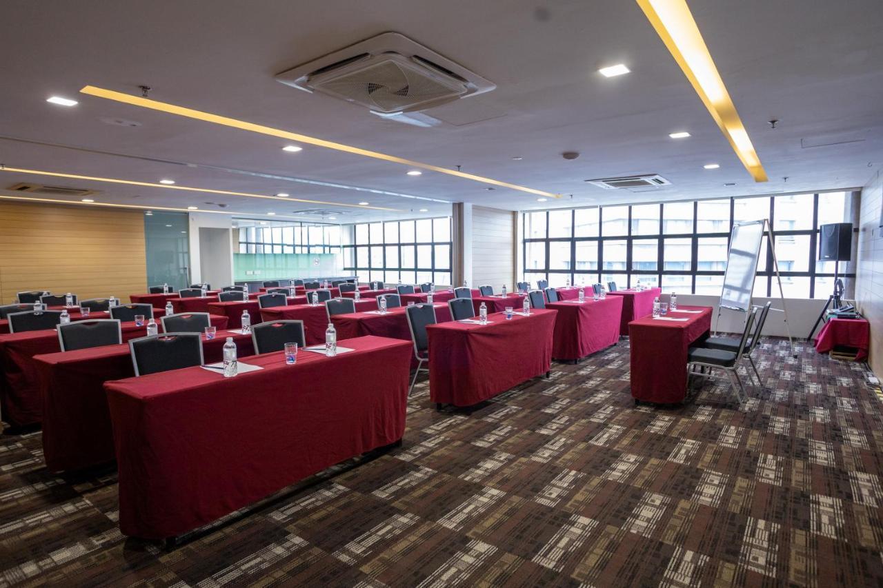 Citrus Hotel Johor Bahru By Compass Hospitality Exterior foto