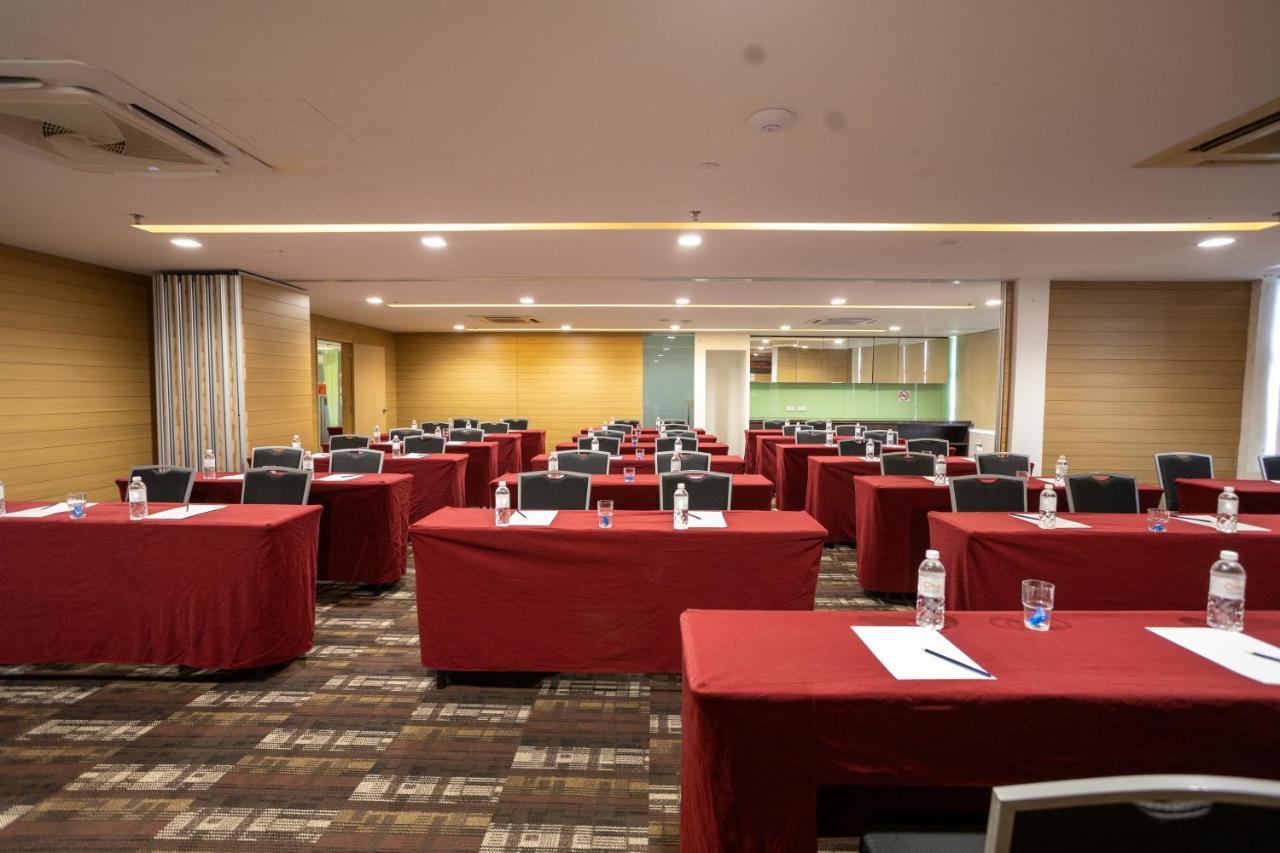 Citrus Hotel Johor Bahru By Compass Hospitality Exterior foto