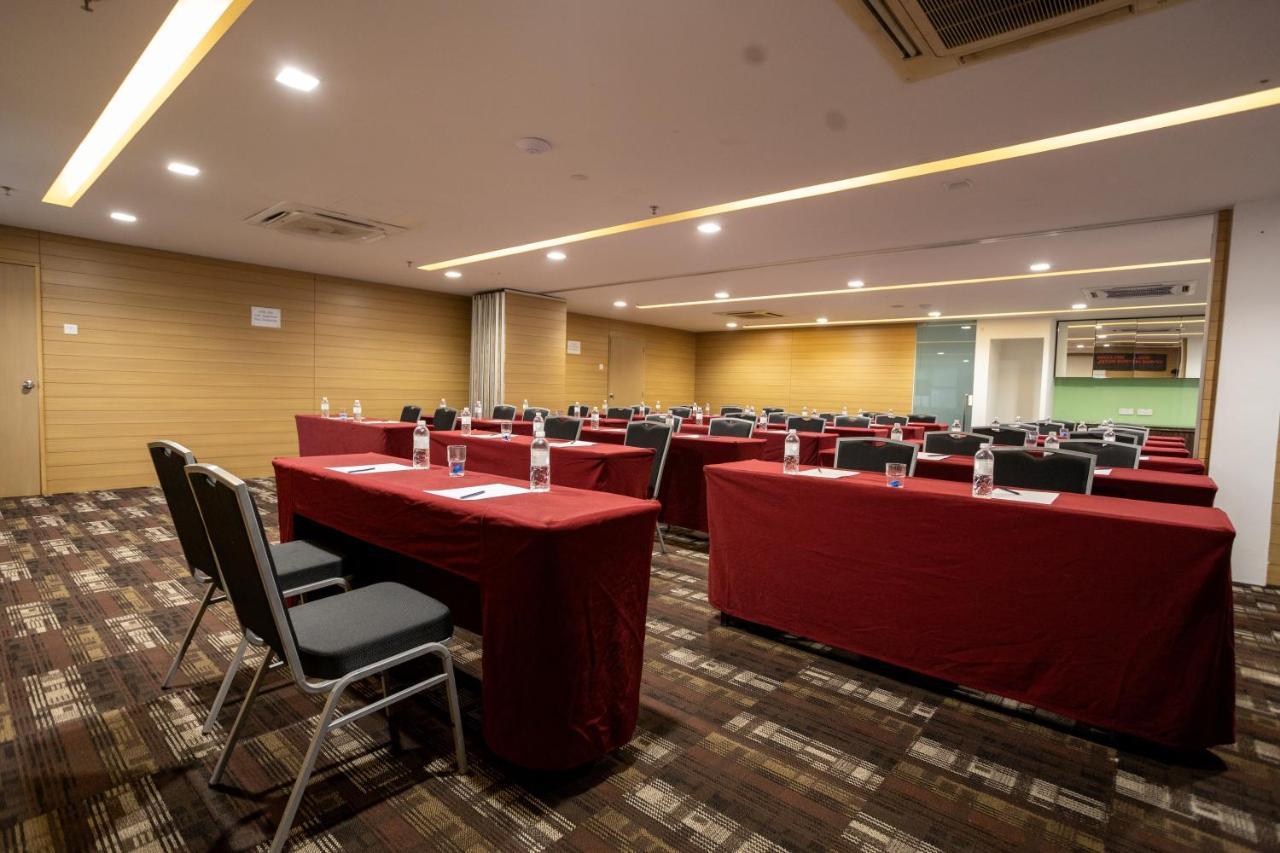 Citrus Hotel Johor Bahru By Compass Hospitality Exterior foto